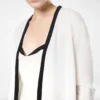 Cardigan deschis, de lungime medie, din merino piqué, cu borduri din satin Cardigan deschis, de lungime medie, din merino piqué, cu borduri din satin