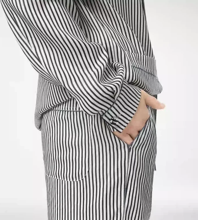 Cămașă de pijama din mătase cu dungi, cu bordură și logo brodat Tf în tonuri asortate Cămașă de pijama din mătase cu dungi, cu bordură și logo brodat Tf în tonuri asortate