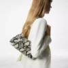 Geantă de umăr Tara Chain din piele de piton imprimată Geantă de umăr Tara Chain din piele de piton imprimată