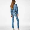 Jacheta din denim spălată cu pietre, model de vară Jacheta din denim spălată cu pietre, model de vară