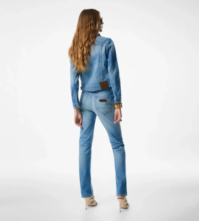 Jacheta din denim spălată cu pietre, model de vară Jacheta din denim spălată cu pietre, model de vară