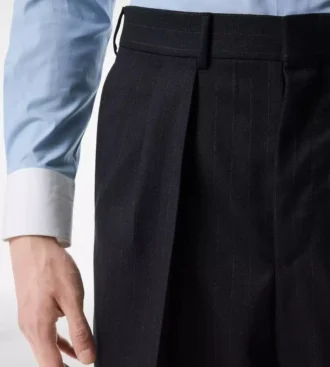 Pantaloni cu dungi subtile și pliuri duble