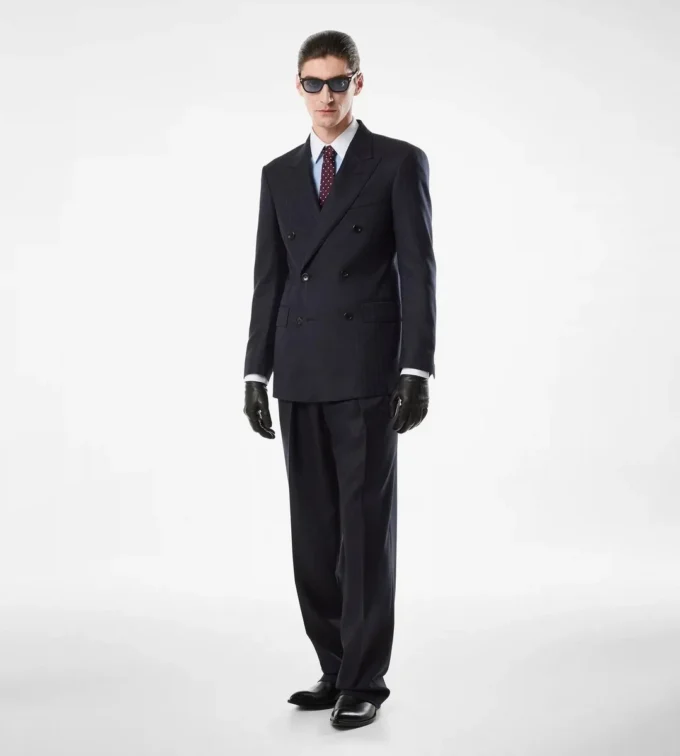 Pantaloni cu dungi subtile și pliuri duble Pantaloni cu dungi subtile și pliuri duble