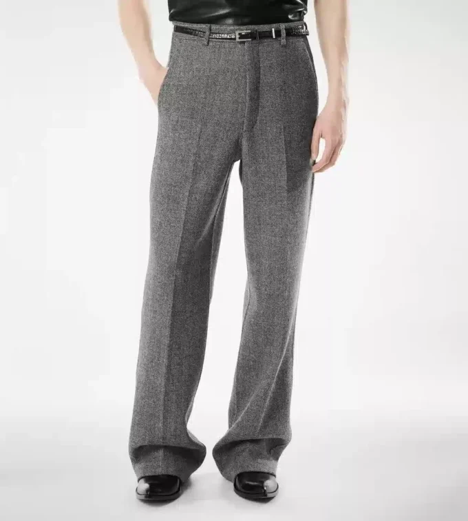 Pantaloni din piele de rechin cu model în zig-zag, care se pot despica în două Pantaloni din piele de rechin cu model în zig-zag, care se pot despica în două