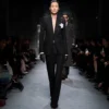 Pantaloni drepți croiți din crep din amestec de lână cu paiete Pantaloni drepți croiți din crep din amestec de lână cu paiete