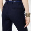 Pantaloni drepți croiți din lână virgină cu dungi tonale Pantaloni drepți croiți din lână virgină cu dungi tonale