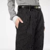 Pantaloni drepți relaxați, cu pliuri, din lână și bumbac Barathea, cu dungi Pantaloni drepți relaxați, cu pliuri, din lână și bumbac Barathea, cu dungi