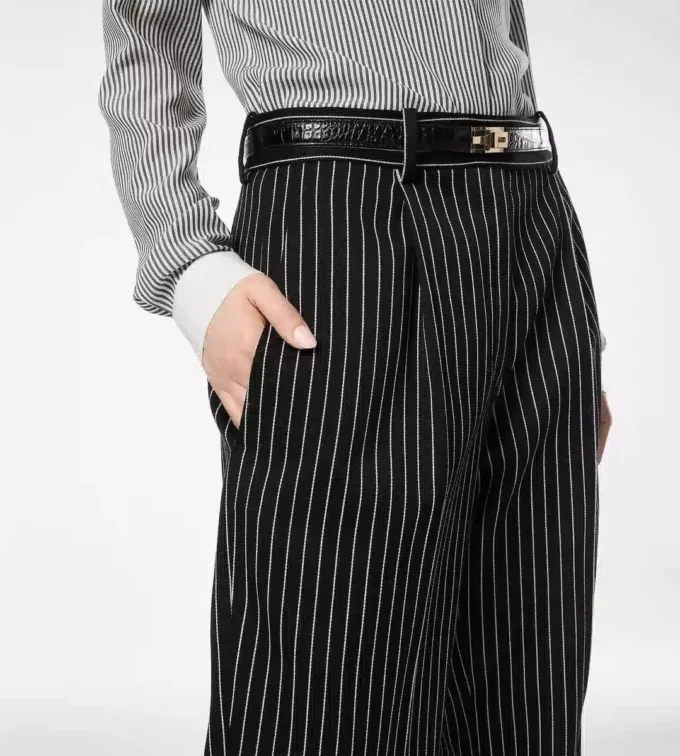 Pantaloni drepți relaxați, cu pliuri, din lână și bumbac Barathea, cu dungi Pantaloni drepți relaxați, cu pliuri, din lână și bumbac Barathea, cu dungi