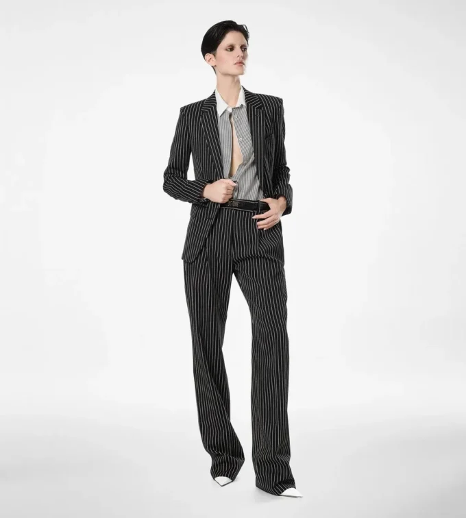 Pantaloni drepți relaxați, cu pliuri, din lână și bumbac Barathea, cu dungi Pantaloni drepți relaxați, cu pliuri, din lână și bumbac Barathea, cu dungi