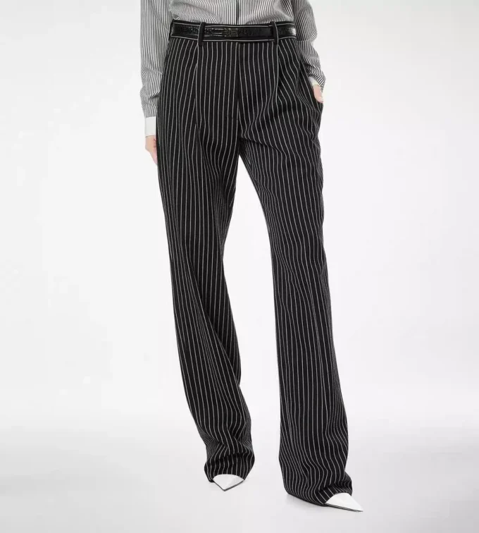 Pantaloni drepți relaxați, cu pliuri, din lână și bumbac Barathea, cu dungi Pantaloni drepți relaxați, cu pliuri, din lână și bumbac Barathea, cu dungi