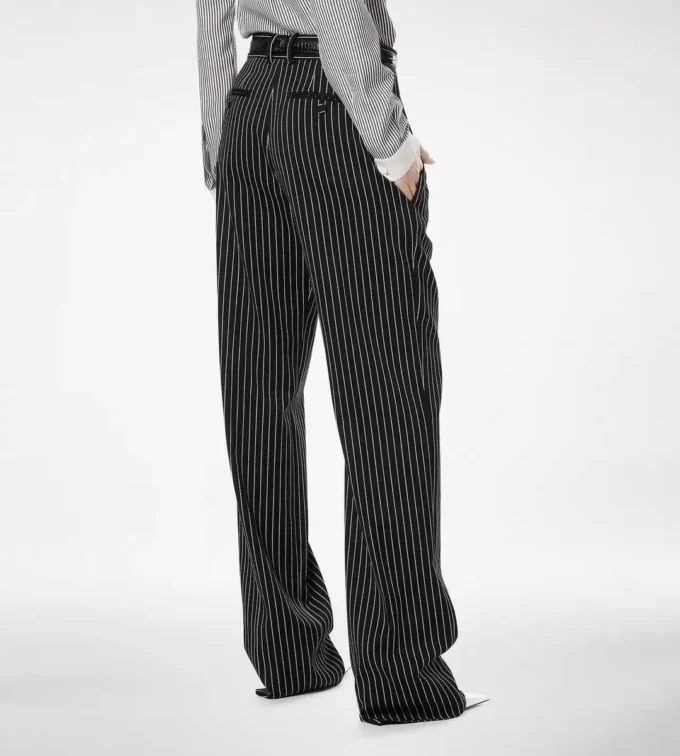 Pantaloni drepți relaxați, cu pliuri, din lână și bumbac Barathea, cu dungi Pantaloni drepți relaxați, cu pliuri, din lână și bumbac Barathea, cu dungi