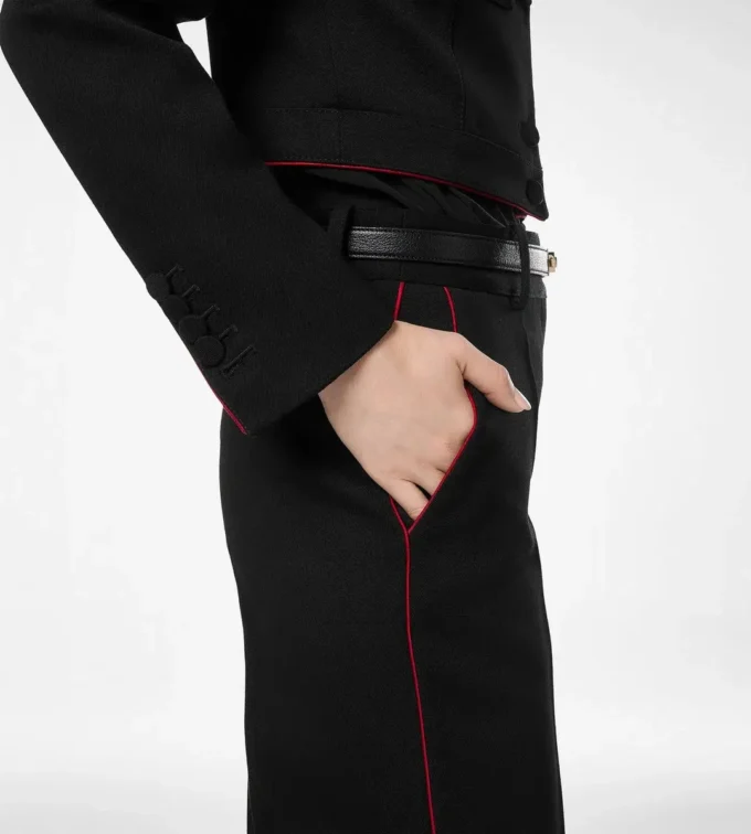 Pantaloni eleganți din gabardină de lână, cu bordură Pantaloni eleganți din gabardină de lână, cu bordură