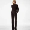 Pantaloni largi cu două pliuri, croiți pe măsură Pantaloni largi cu două pliuri, croiți pe măsură