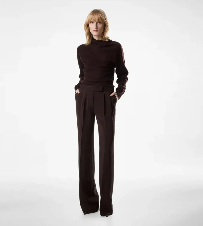 Pantaloni largi cu două pliuri, croiți pe măsură Pantaloni largi cu două pliuri, croiți pe măsură