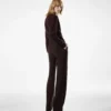 Pantaloni largi cu două pliuri, croiți pe măsură Pantaloni largi cu două pliuri, croiți pe măsură
