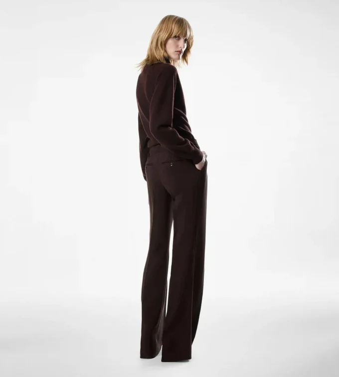 Pantaloni largi cu două pliuri, croiți pe măsură Pantaloni largi cu două pliuri, croiți pe măsură