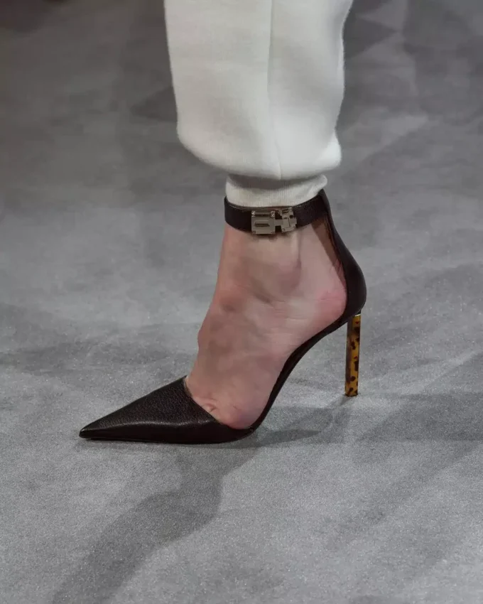 Pantofi cu baretă la gleznă din piele suplă cu textură Pantofi cu baretă la gleznă din piele suplă cu textură