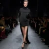 Rochie de cocktail din crep lucios cu guler înalt Rochie de cocktail din crep lucios cu guler înalt