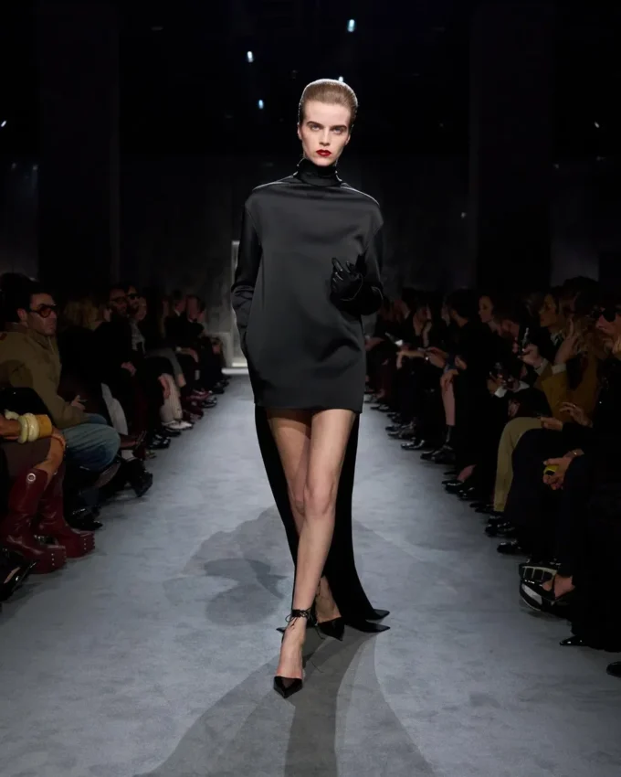 Rochie de cocktail din crep lucios cu guler înalt Rochie de cocktail din crep lucios cu guler înalt