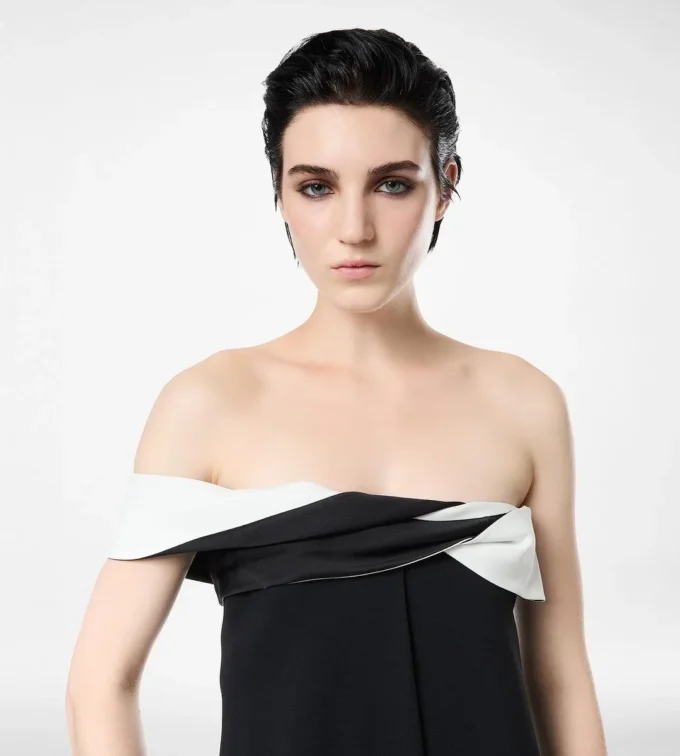 Rochie de seară asimetrică din crep satinat drapat Rochie de seară asimetrică din crep satinat drapat