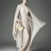 Rochie de seară cu decolteu în formă de lacăt și capă asimetrică