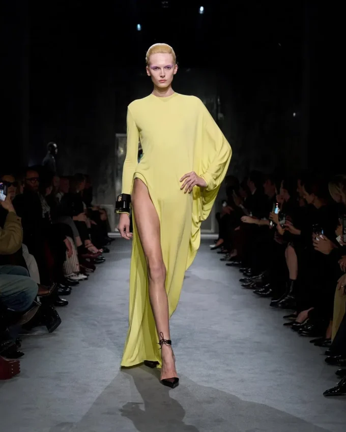 Rochie de seară cu mâneci lungi din jersey creponat Rochie de seară cu mâneci lungi din jersey creponat