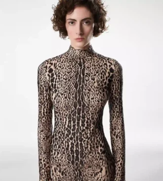 Rochie de seară cu mâneci lungi și guler înalt