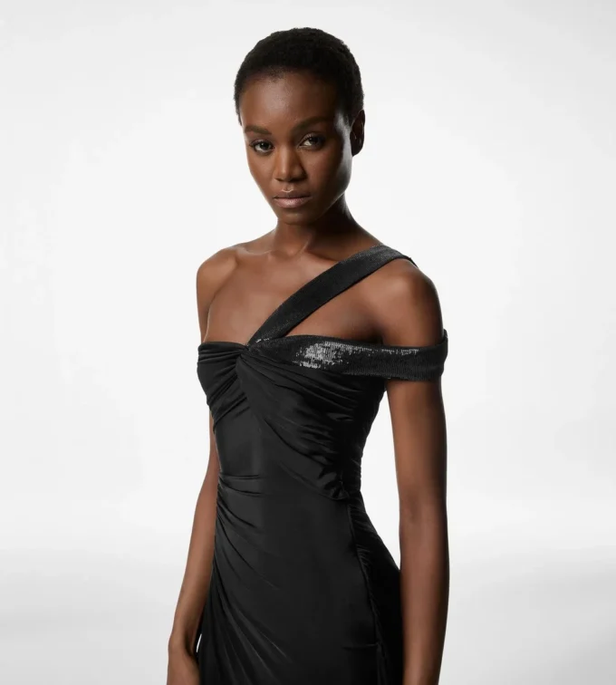 Rochie de seară cu un umăr și față răsucită Rochie de seară cu un umăr și față răsucită