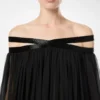 Rochie de seară din șifon de mătase brodat, cu umeri decupați Rochie de seară din șifon de mătase brodat, cu umeri decupați