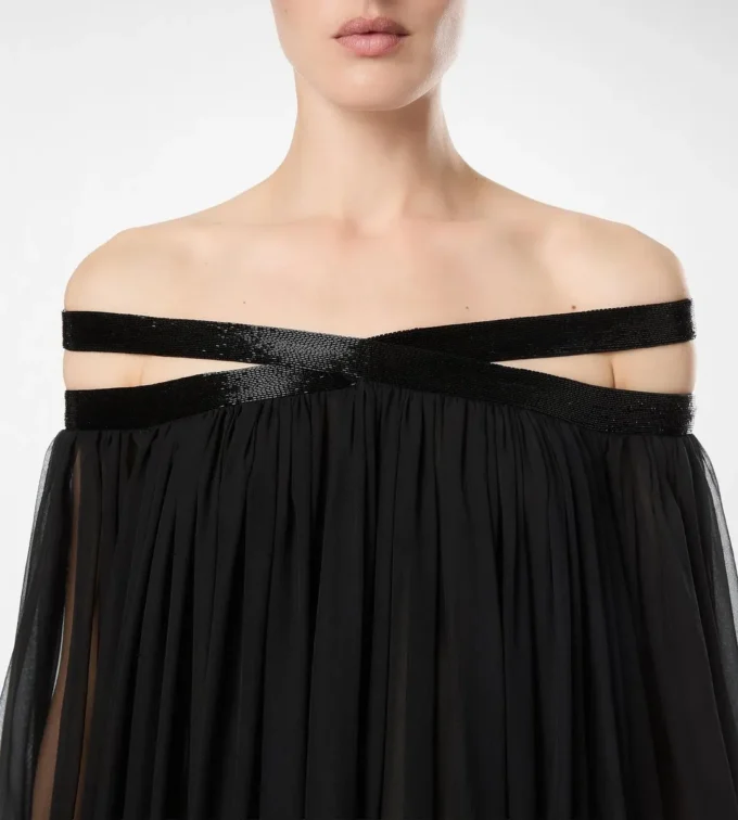 Rochie de seară din șifon de mătase brodat, cu umeri decupați Rochie de seară din șifon de mătase brodat, cu umeri decupați