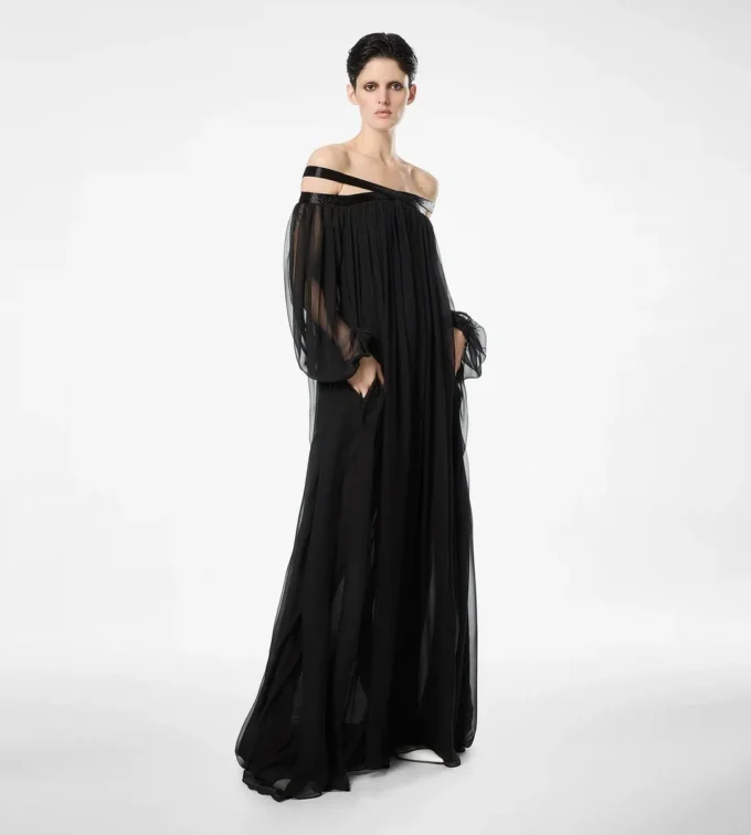 Rochie de seară din șifon de mătase brodat, cu umeri decupați Rochie de seară din șifon de mătase brodat, cu umeri decupați