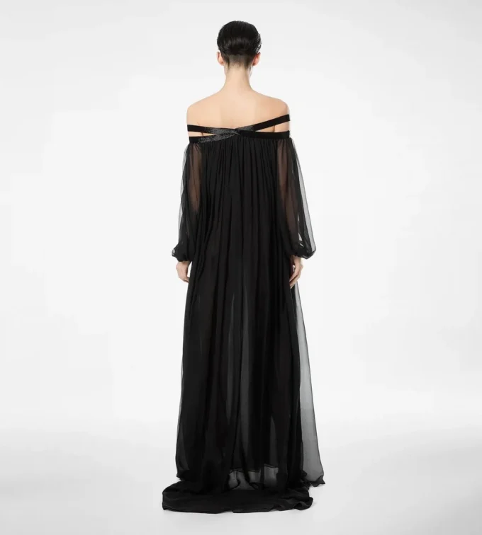 Rochie de seară din șifon de mătase brodat, cu umeri decupați Rochie de seară din șifon de mătase brodat, cu umeri decupați