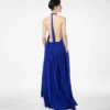 Rochie de seară din mătase cu gât halter și plisuri în formă de raze de soare Rochie de seară din mătase cu gât halter și plisuri în formă de raze de soare