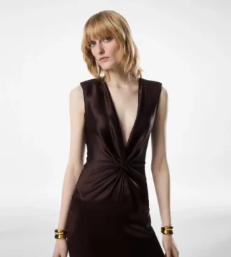 Rochie de seară din mătase, fără mâneci, cu decolteu adânc în V și față răsucită