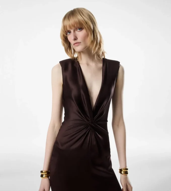 Rochie de seară din mătase, fără mâneci, cu decolteu adânc în V și față răsucită Rochie de seară din mătase, fără mâneci, cu decolteu adânc în V și față răsucită