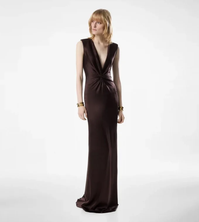 Rochie de seară din mătase, fără mâneci, cu decolteu adânc în V și față răsucită Rochie de seară din mătase, fără mâneci, cu decolteu adânc în V și față răsucită