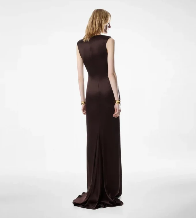 Rochie de seară din mătase, fără mâneci, cu decolteu adânc în V și față răsucită Rochie de seară din mătase, fără mâneci, cu decolteu adânc în V și față răsucită