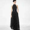 Rochie de seară din mătase halterneck cu plisuri în formă de raze de soare și detalii din piele Rochie de seară din mătase halterneck cu plisuri în formă de raze de soare și detalii din piele