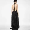 Rochie de seară din mătase halterneck cu plisuri în formă de raze de soare și detalii din piele Rochie de seară din mătase halterneck cu plisuri în formă de raze de soare și detalii din piele