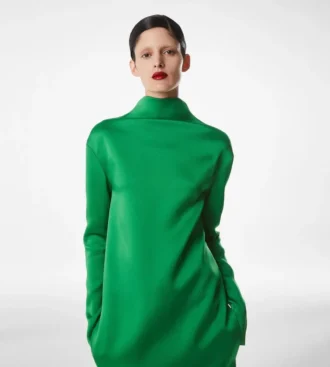 Rochie de seară strâmtă, cu guler înalt, din crep lucios