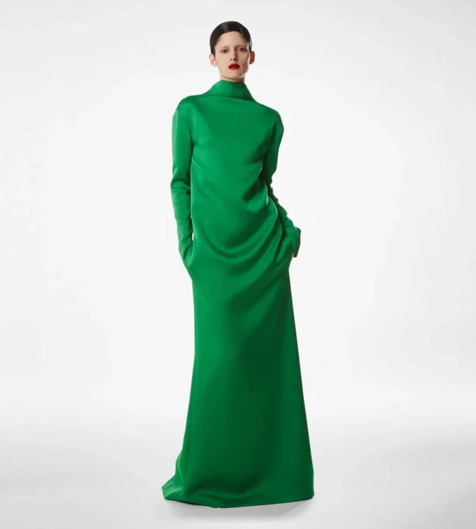 Rochie de seară strâmtă, cu guler înalt, din crep lucios Rochie de seară strâmtă, cu guler înalt, din crep lucios
