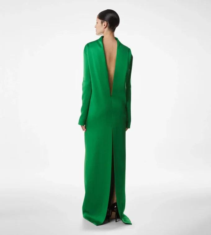 Rochie de seară strâmtă, cu guler înalt, din crep lucios Rochie de seară strâmtă, cu guler înalt, din crep lucios