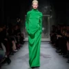 Rochie de seară strâmtă, cu guler înalt, din crep lucios Rochie de seară strâmtă, cu guler înalt, din crep lucios