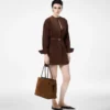 Rochie mini din piele de miel cu centură și plastron